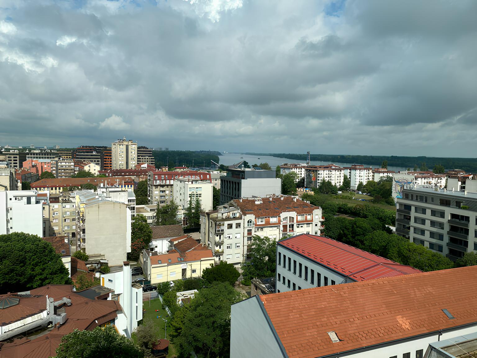 Часть нижнего Дорчола проходит вдоль берега реки Дунай, где оборудованы зелёные зоны для неспешных городских прогулок.