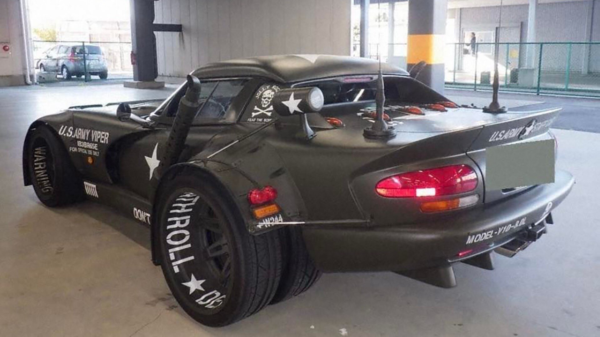 Владелец превратил Dodge Viper в «армейский» суперкар со сдвоенными шинами