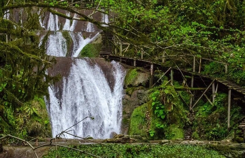 Горная река Шахе стекает каскадами,
образуя множество водопадов с купелями.