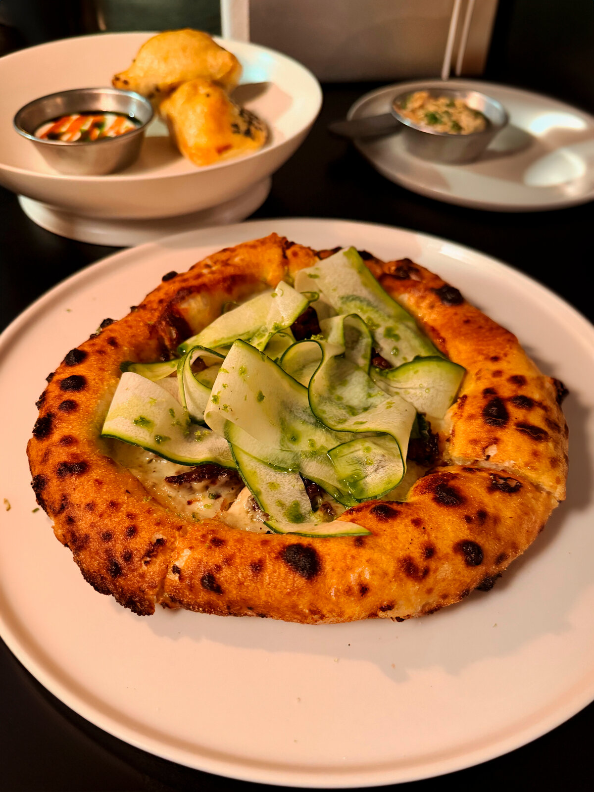 Лепешка с томлёной щекой, свежим огурцом и пармезаном