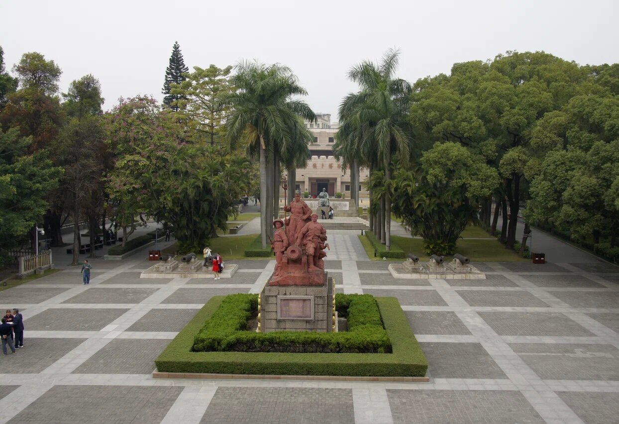 В городе Дунгуань находится
Музей опиумной войны — здание, которое стилизовано под крепость.