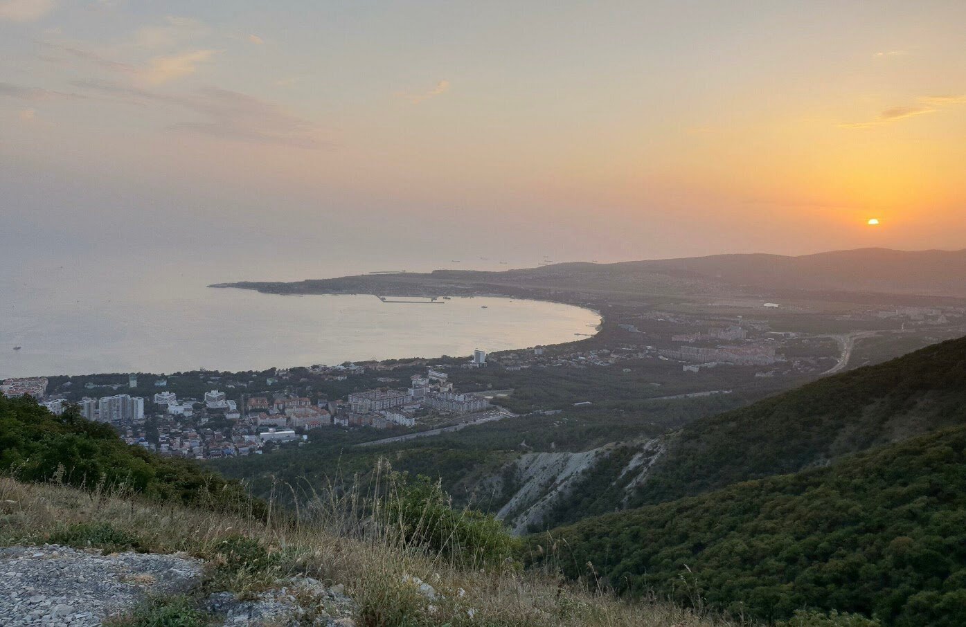 Расстояние между Новороссийском и Геленджиком: сколько ехать и как добраться