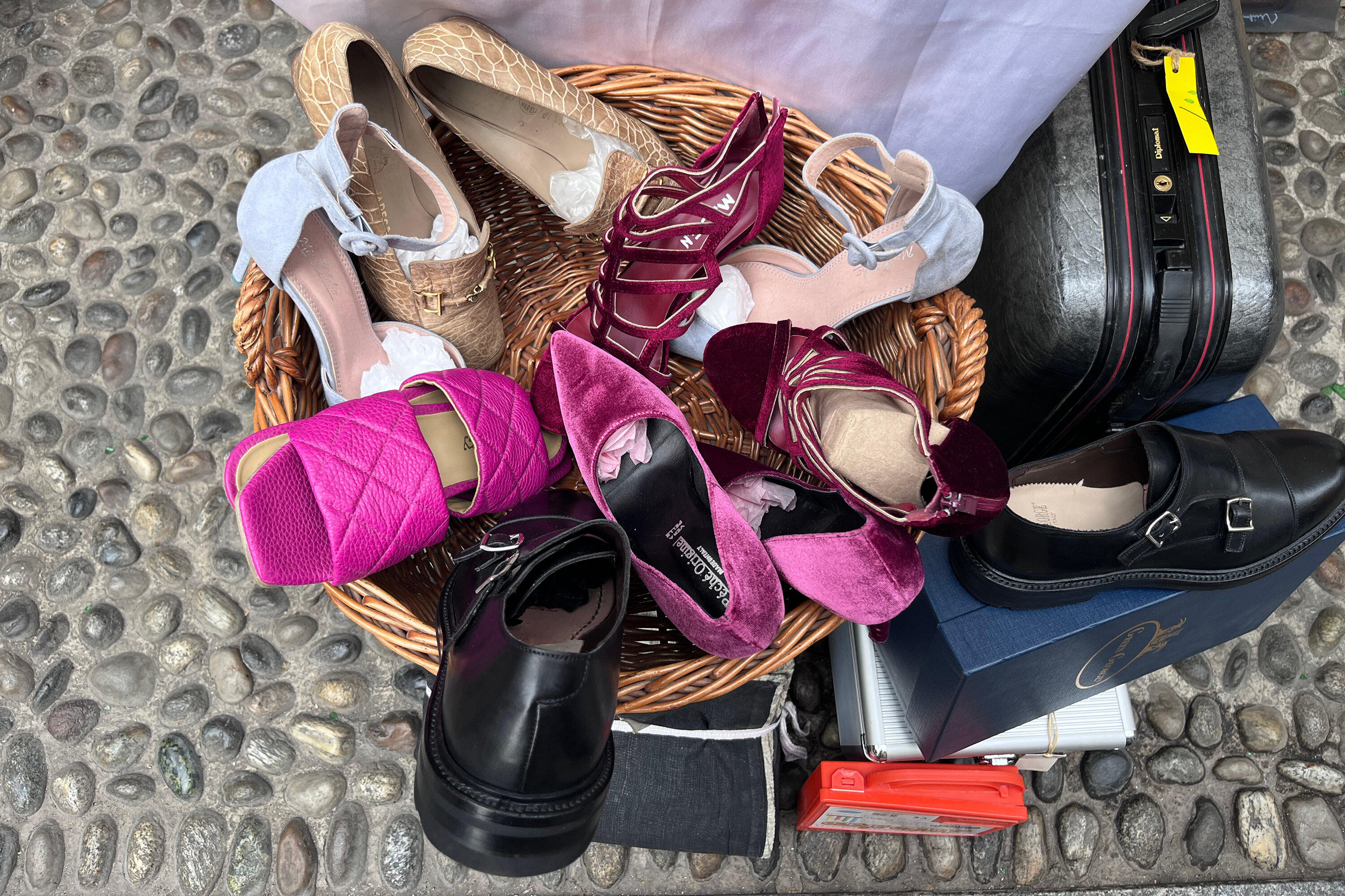 Модники на блошиных рынках находят сокровища из прошлых коллекций.