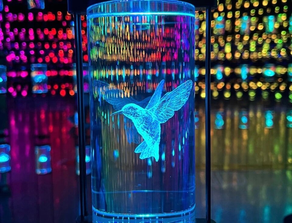 Колбы с ДНК живых организмов подсвечены голограммами, которые дают понять, чья биологическая информация здесь хранится.