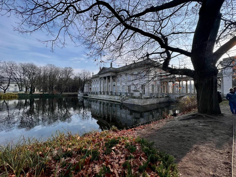 В «Лазенках» живёт много животных и птиц, возьмите с собой лакомство, чтобы покормить их.