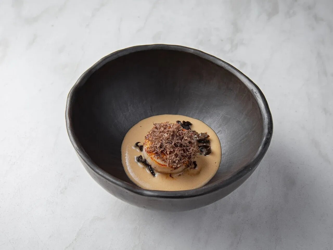 Сахалинский гребешок с чёрными лисичками и каштановым супом