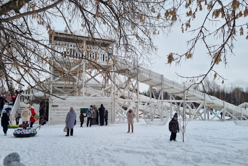 В парке Горького зимой работает одна из самых высоких в городе горок для катания с ватрушек.