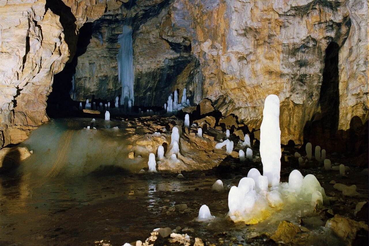 Внутри
Киндерлинской пещеры красивые каменные своды, ледники и сталагмиты.