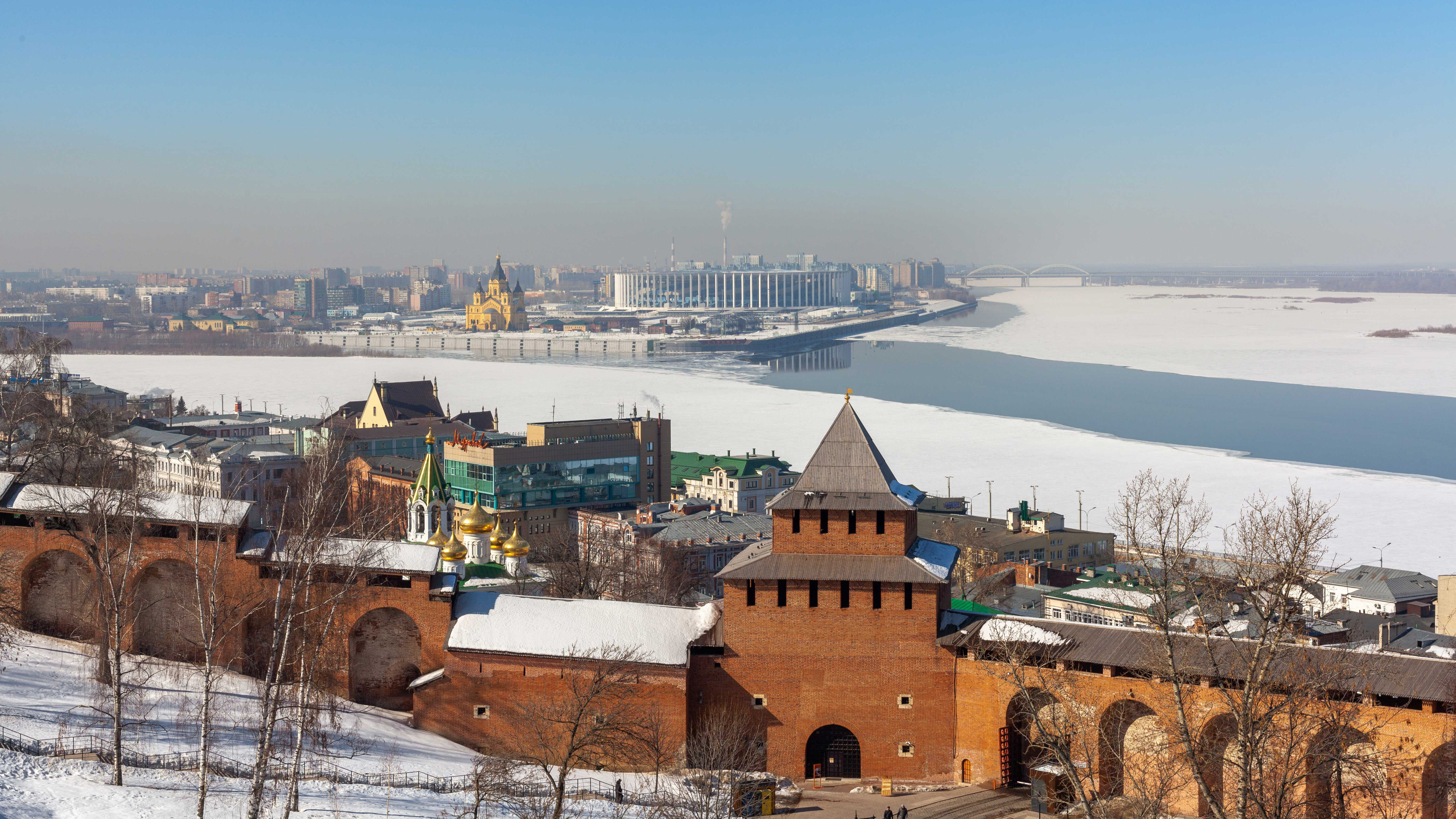 Нижний Новгород зимой: фуникулёр над замёрзшей Волгой, роскошные особняки и Покровка в гирляндах