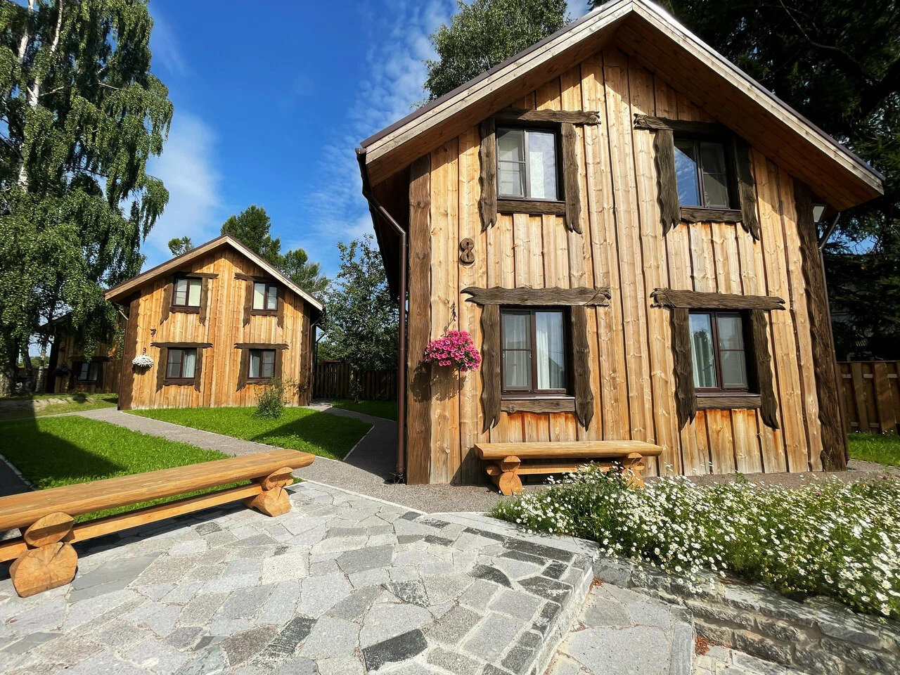 Коттеджи хутора «Пукинниеми» сделаны из дерева в лаконичном скандинавском стиле.