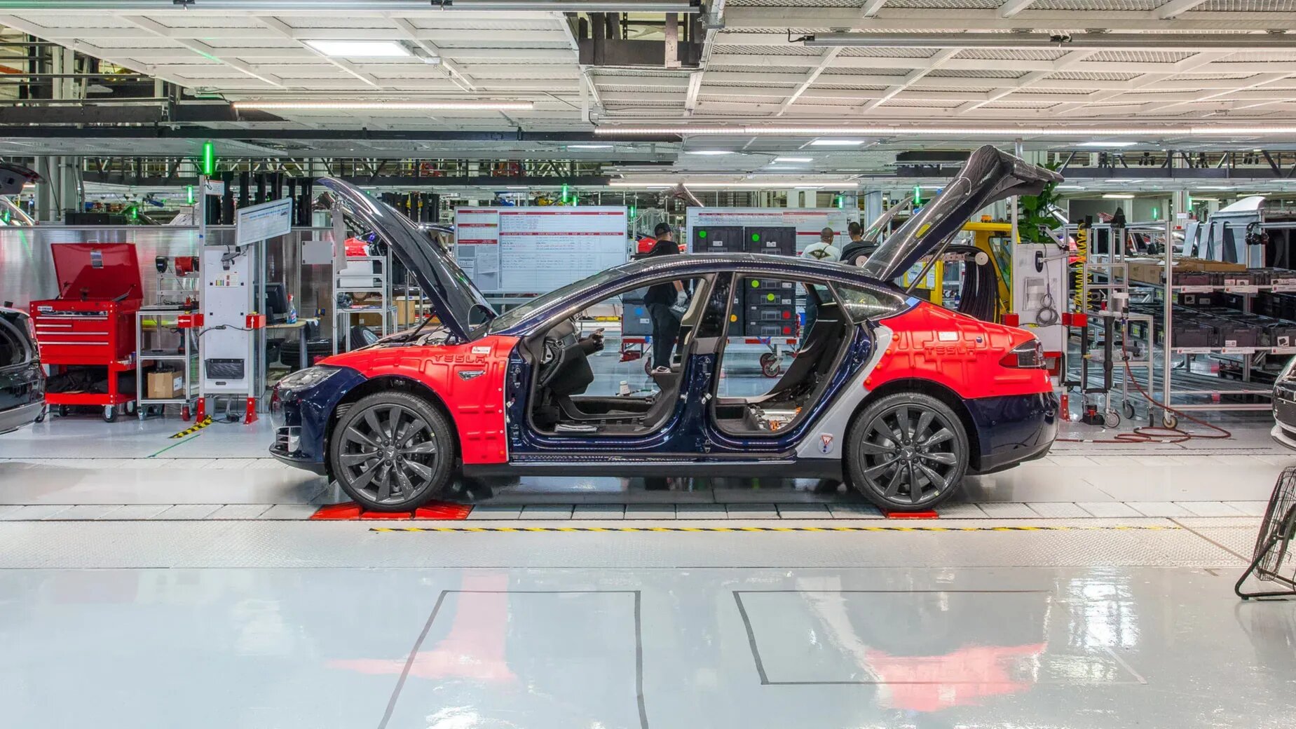 Пострадавший от расизма экс-сотрудник Tesla отказался от компенсации в 15 миллионов долларов