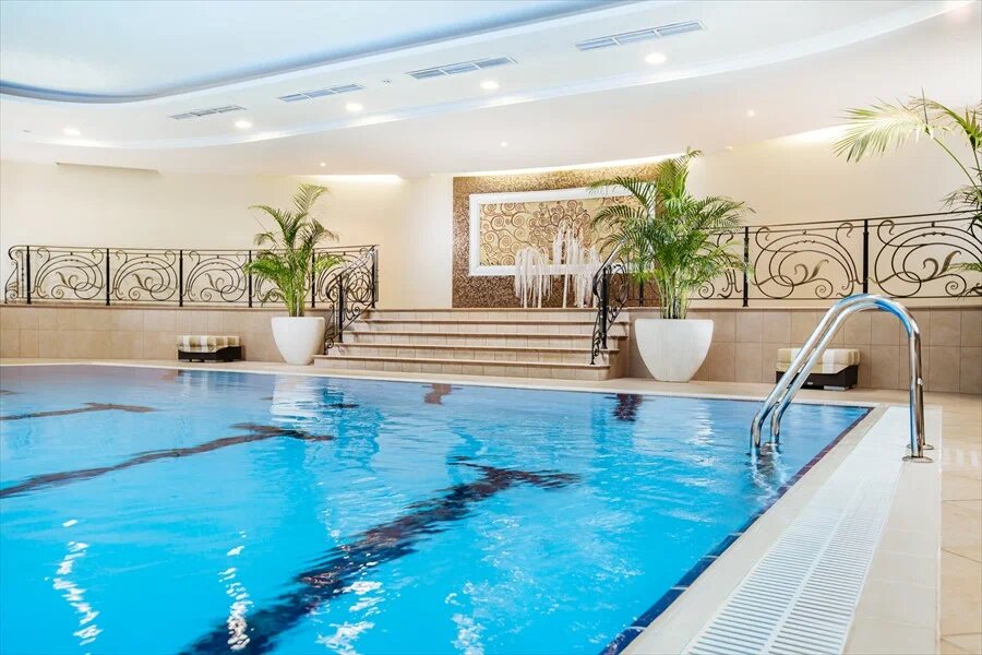 Здесь также есть 25-метровый бассейн под панорамной крышей.