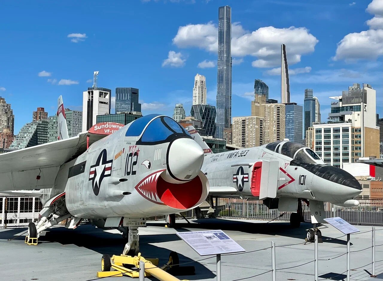 На лётной палубе авианосца находятся около 20 самолётов ВМС и ВВС США, среди которых «Макдонеллы», «Дугласы», «Хоукеры», МиГ-17 и МиГ-27.