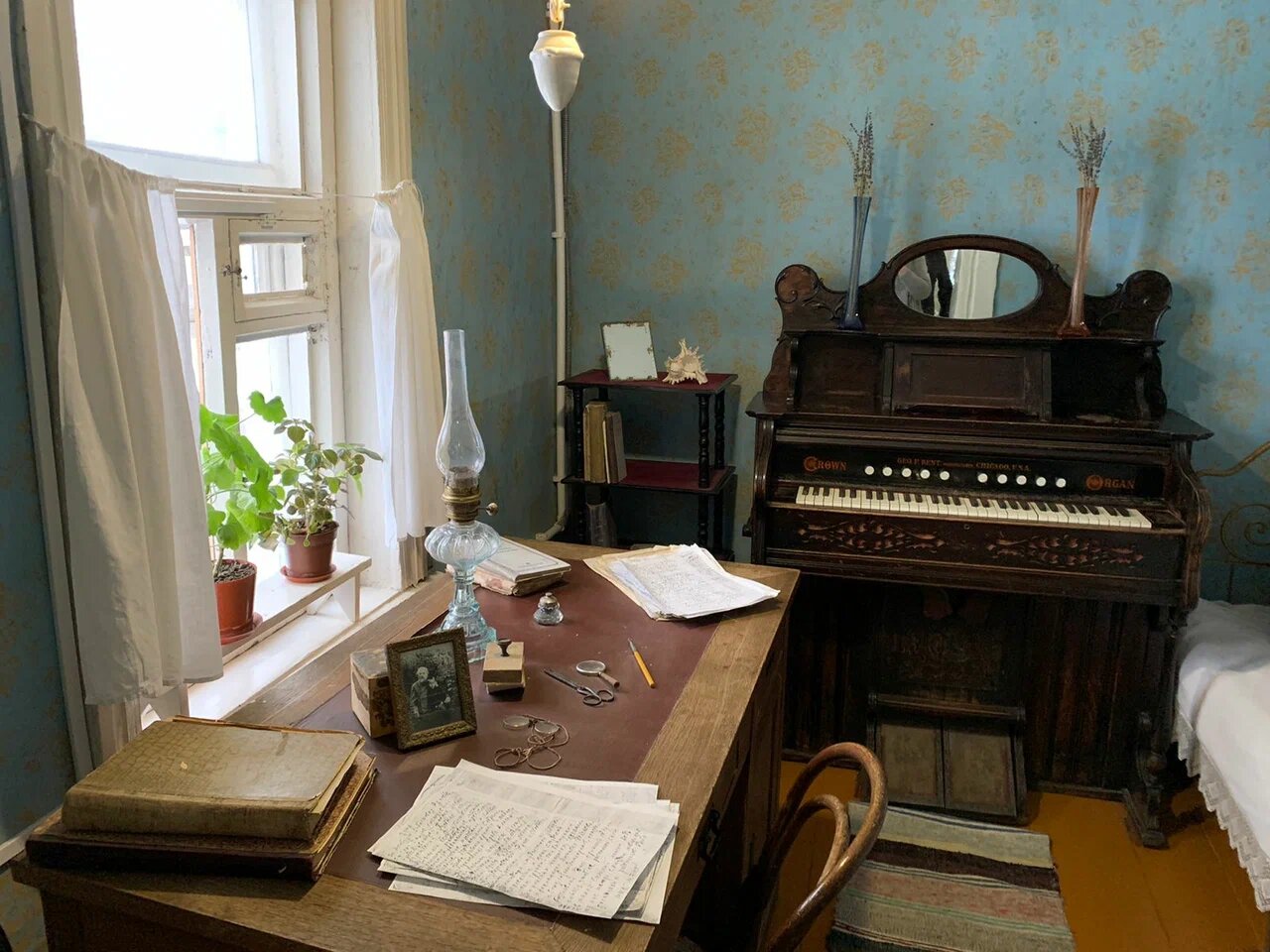 Циолковский увлекался музыкой, умел играть на фисгармонии.