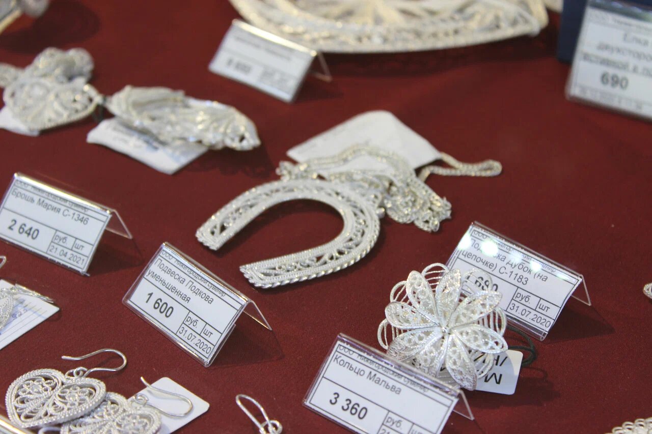 В магазинах также встречаются подвески, браслеты и серьги в виде подковы, сердца, цветка.