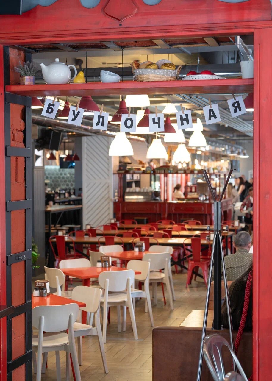 Если нужно быстро перекусить, на первом этаже Red Buffet работает в формате булочной и столовой.