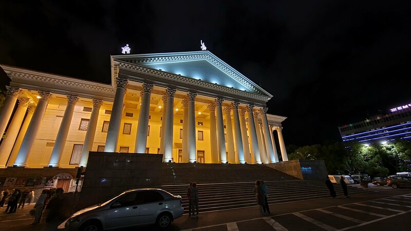 Обычно все представления в театре начинаются в 19:00.