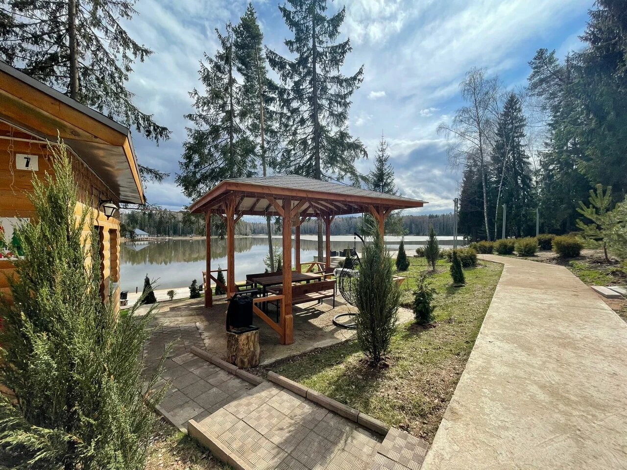 На базе «Нептун-2» у каждого домика — своя мангальная зона.