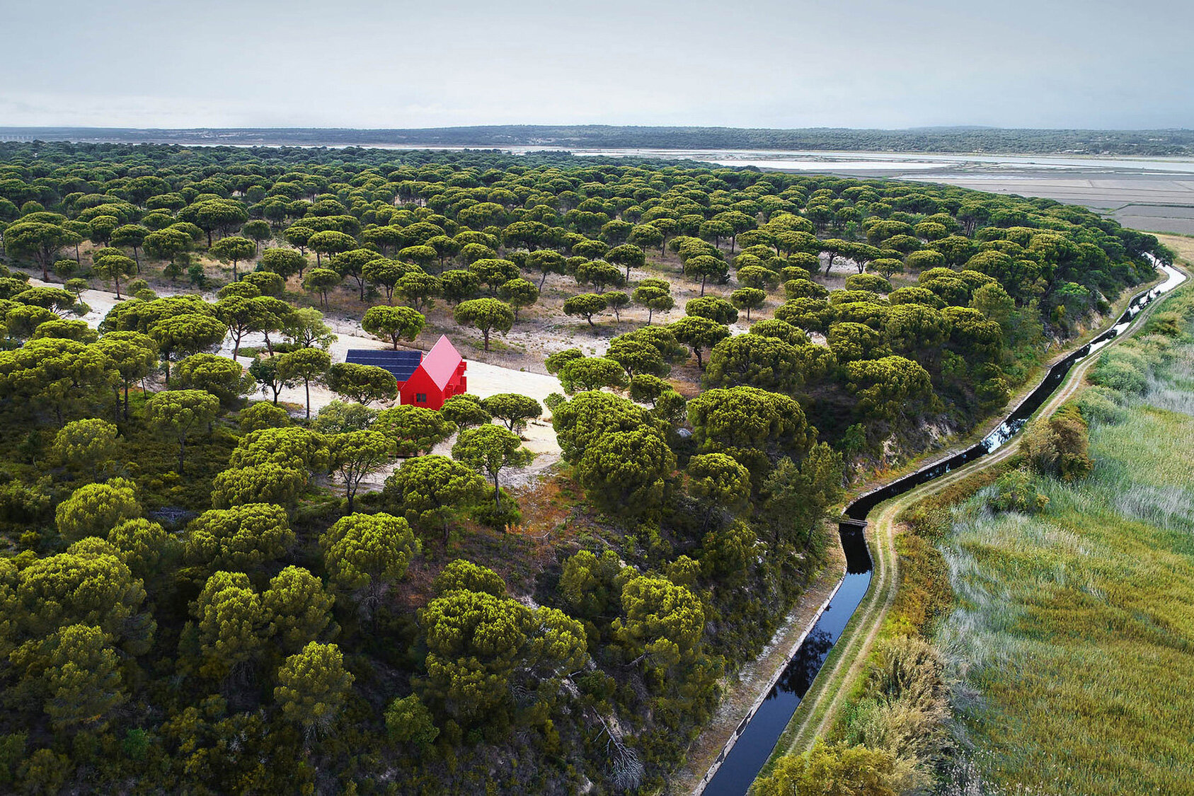 Красный дом в Португалии, который помогает не потеряться в пустыне