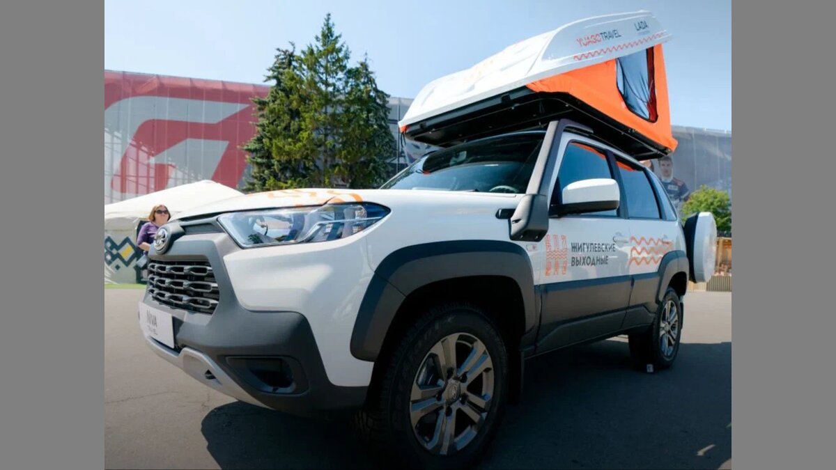АвтоВАЗ показал туристическую «Ниву» с палаткой на крыше