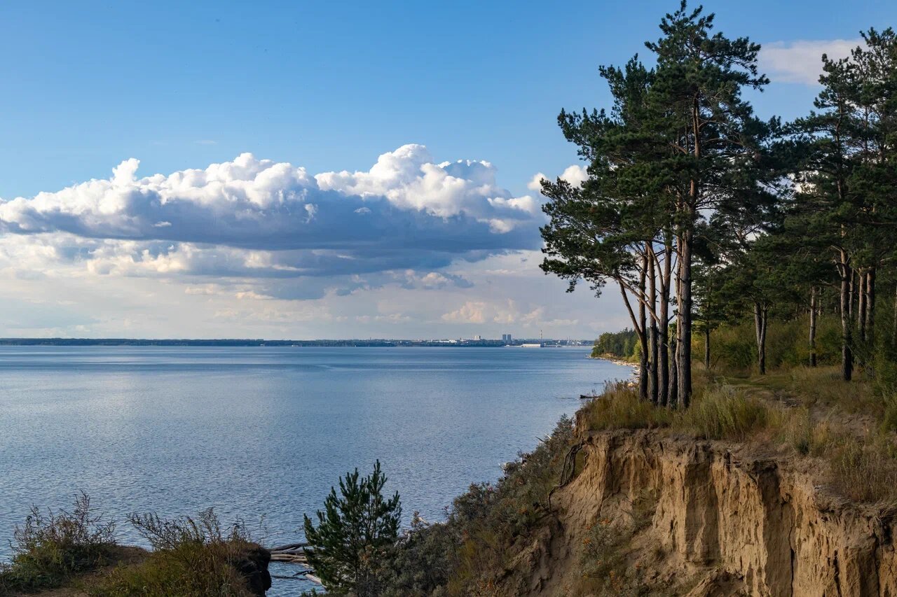 Компания «Речфлот» предлагает много разных
водных экскурсий из Новосибирска по Оби и Обскому морю, во время которых можно
узнать истории о реке, городе на реке и тех, кто с ними связан.