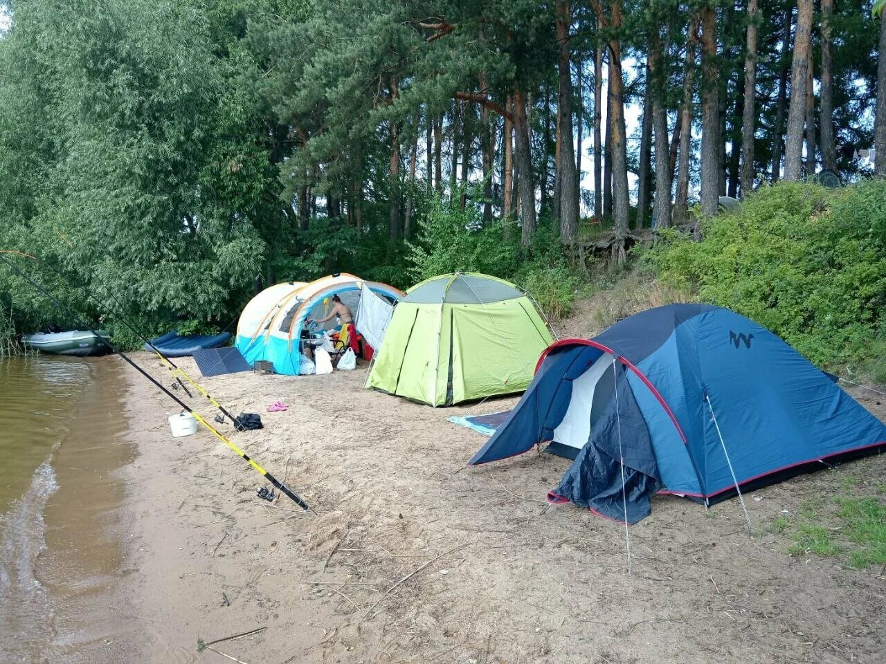 Летом около пляжа «Пятница» много отдыхающих с палатками.
