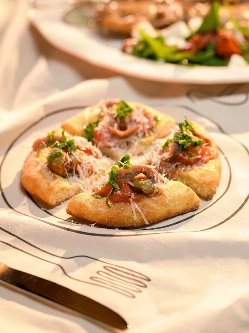 Лепёшка с анчоусом и чесночным томатом