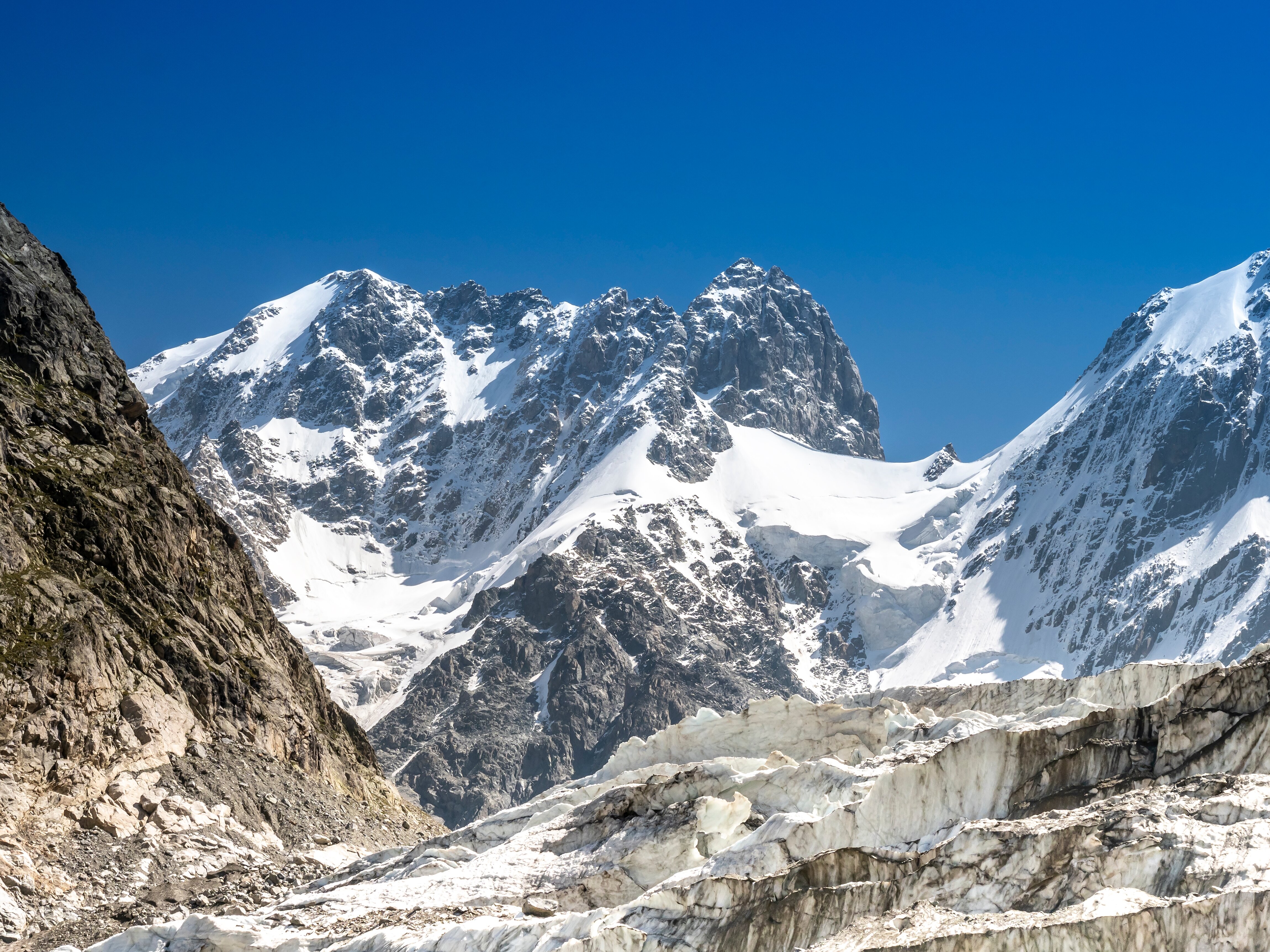 На Коштантау проложено полтора десятка альпинистских маршрутов.