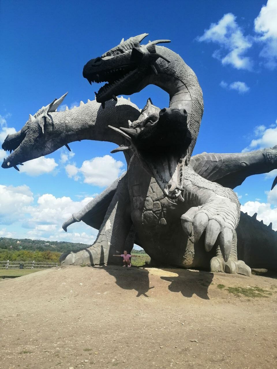 Змей Горыныч прекрасен: с пятницы по воскресенье по вечерам он оживает — извергает пламя и рычит



