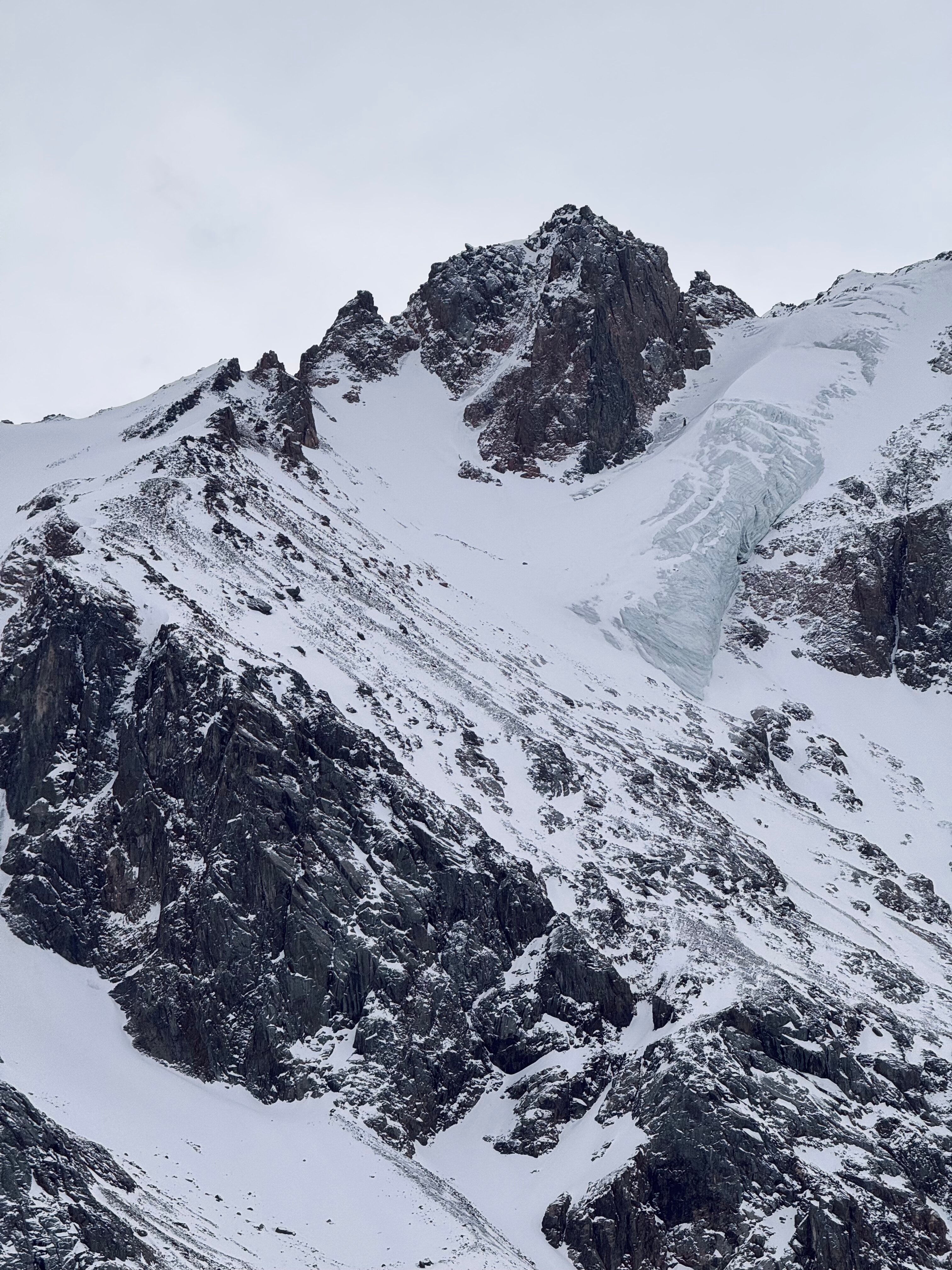 Ледник видно с трассы «Левый Талгар»





