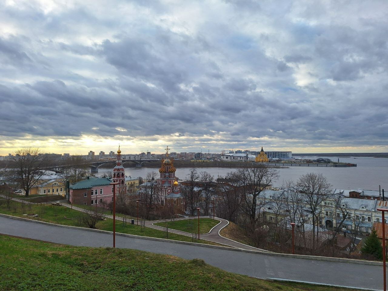 Церкви и Волга в Нижнем




