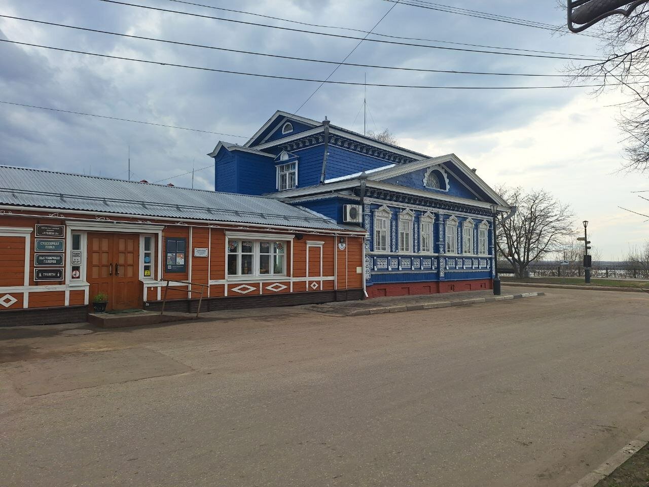 На углу набережной.