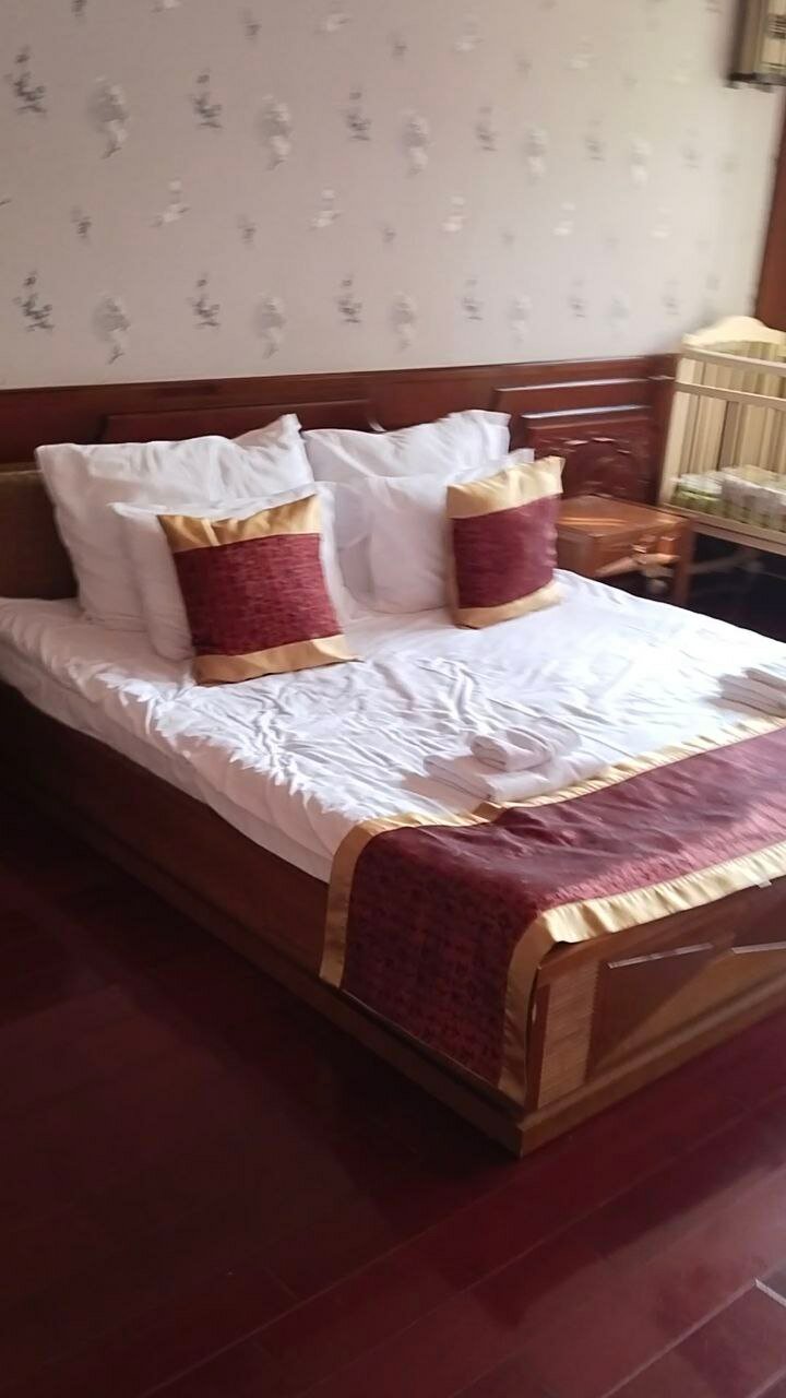 В номере также: ещё одна односпальная кровать, стол, кресло, стул, телевизор и шкаф


