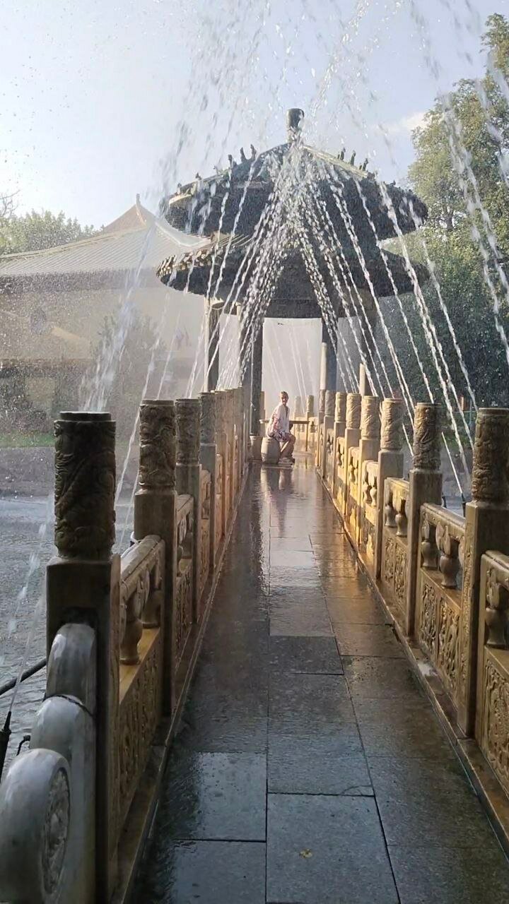 Очень приятно пройти под струями в жару





