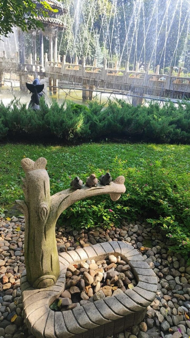 На территории много скульптур





