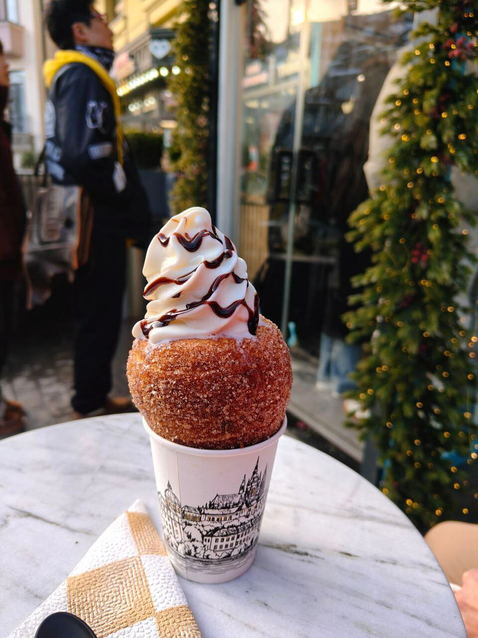 Тбилисский чешский Трдельник там же, на площади Вахтанга, где красные автобусы

