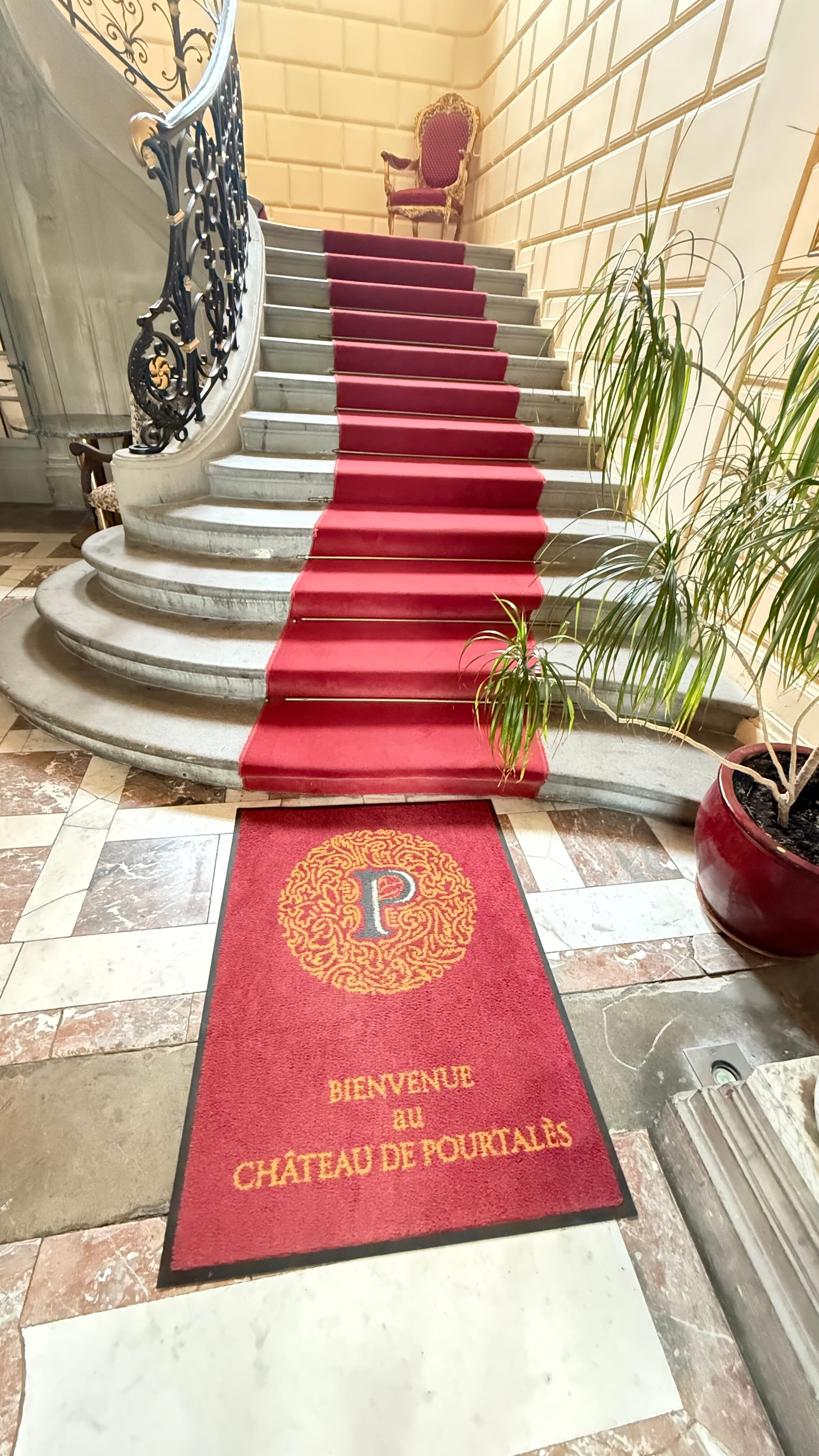 Центральная лестница переносит в столетия королей, не меньше



