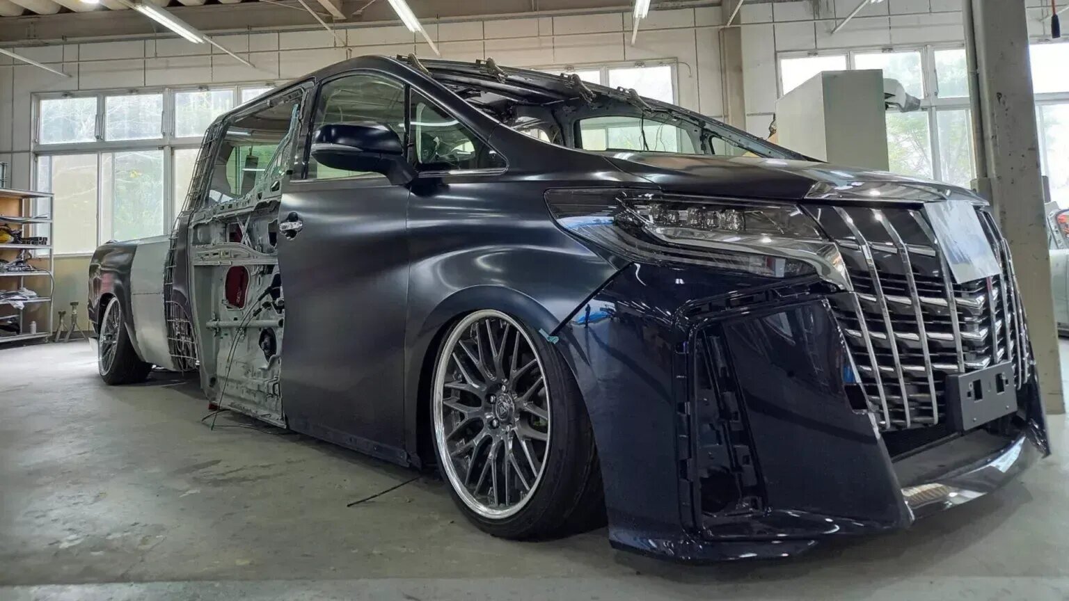Японские студенты переделали минивэн Toyota Alphard в крутой пикап в американском стиле