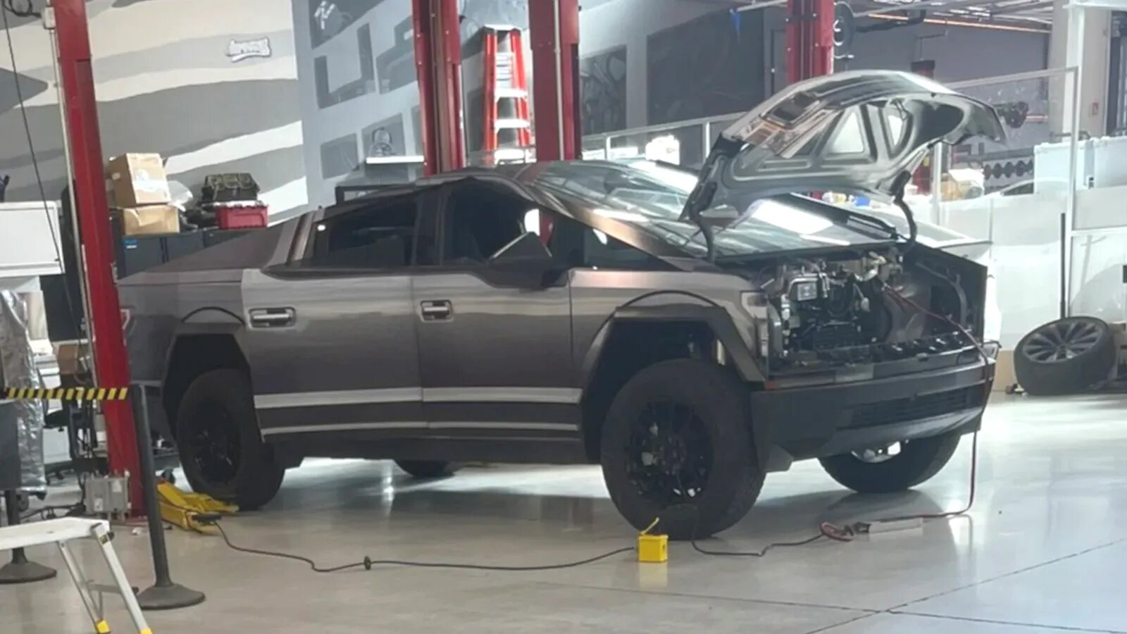 Суперпикап Cybertruck сняли на видео на заводе Tesla: у него крошечный багажник