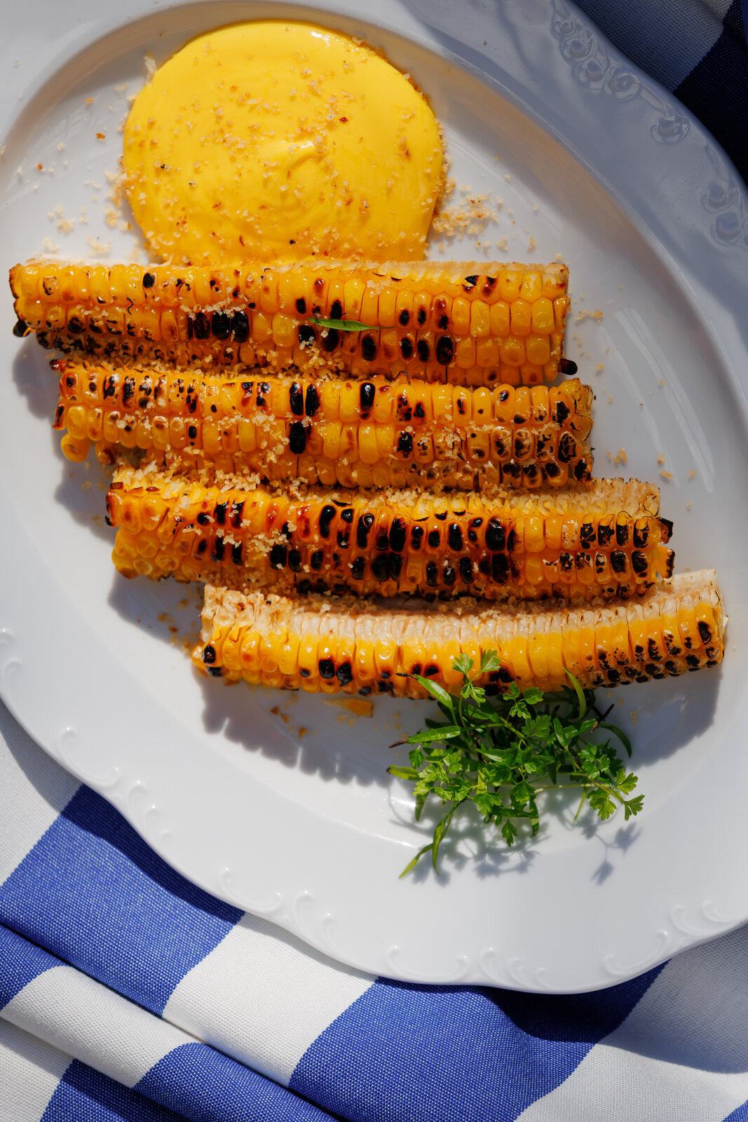 Запечённая кукуруза с соусом из чеддера и хрустящим луком