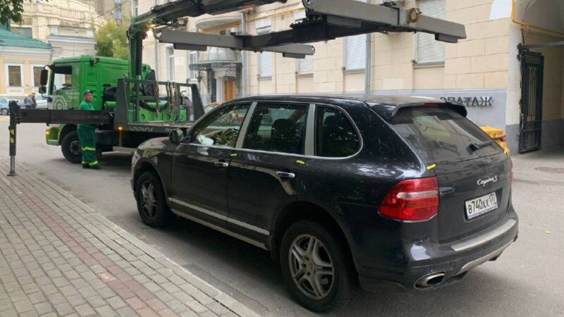В Москве конфисковали Porsche Cayenne у должника по штрафам