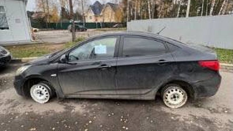 Москвичка сняла резину с машины и оставила записку для полиции