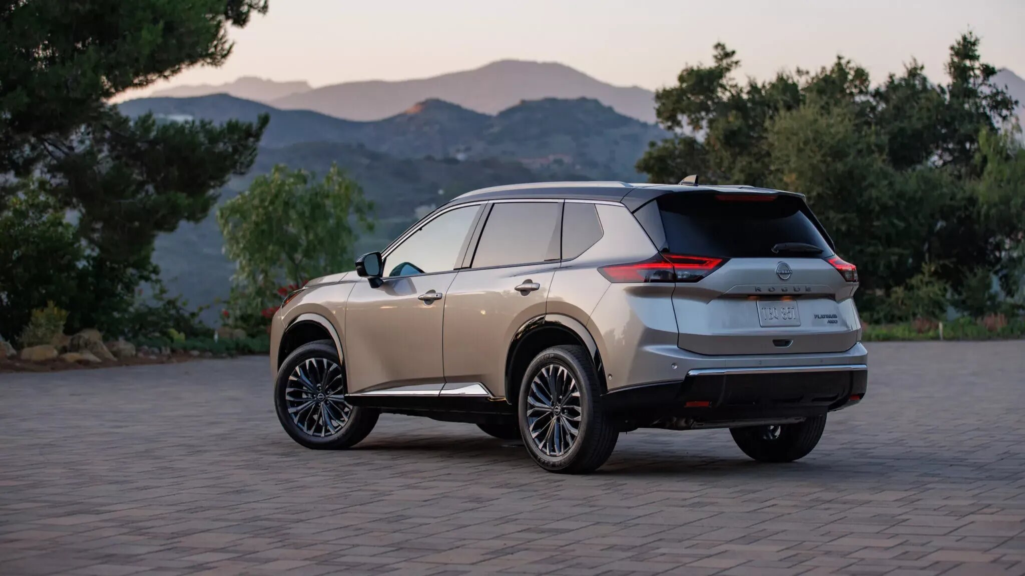 Владельцы X-Trail подали в суд на Nissan из-за лопающихся задних стёкол