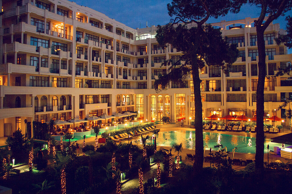 Несмотря на небольшой размер посёлка, в
Кобулети есть люксовые отели, а море здесь чище, чем в Батуми.