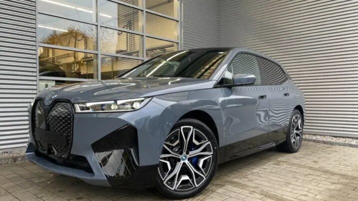 Перегонщики начали предлагать в России большой электрокроссовер BMW iX: цена, подробности оснащения
