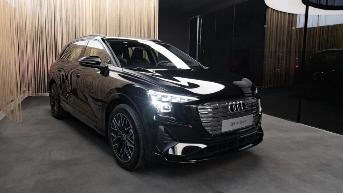 В Россию привезли электрические кроссоверы Audi Q5 e-tron