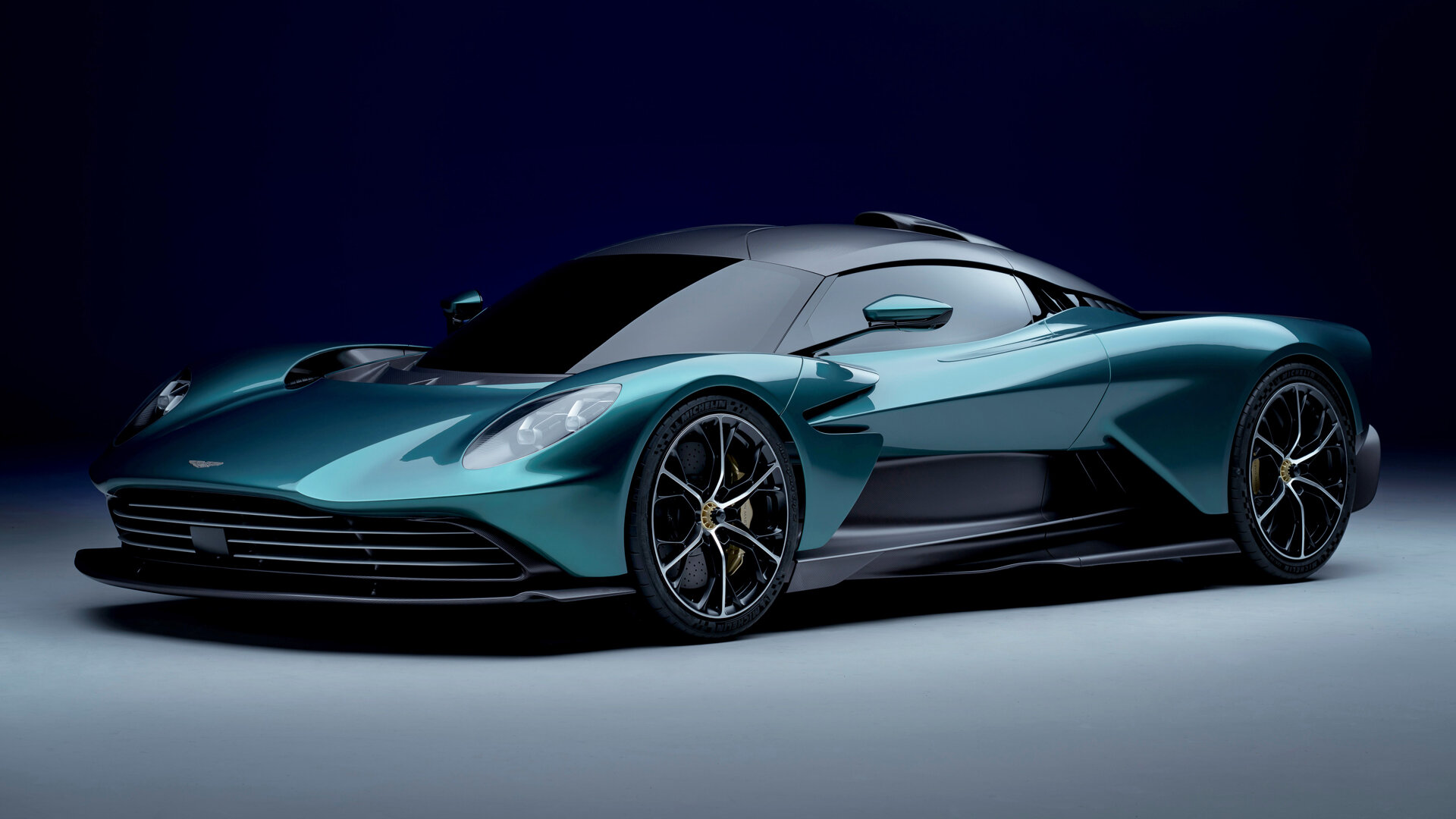 В Aston Martin объяснили задержку с выпуском суперкара Valhalla