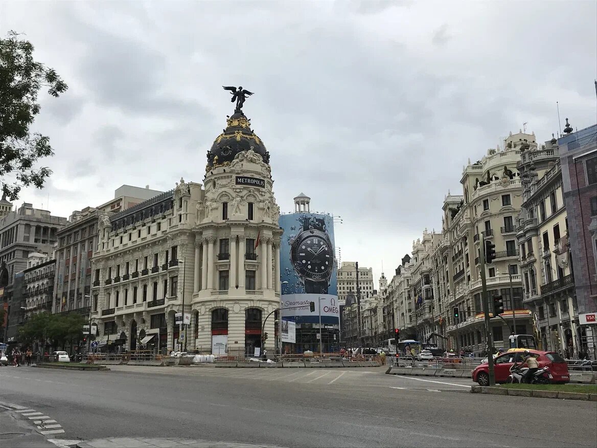Перекрёсток улиц Гран Виа и Алькала со зданием «Метрополис»
