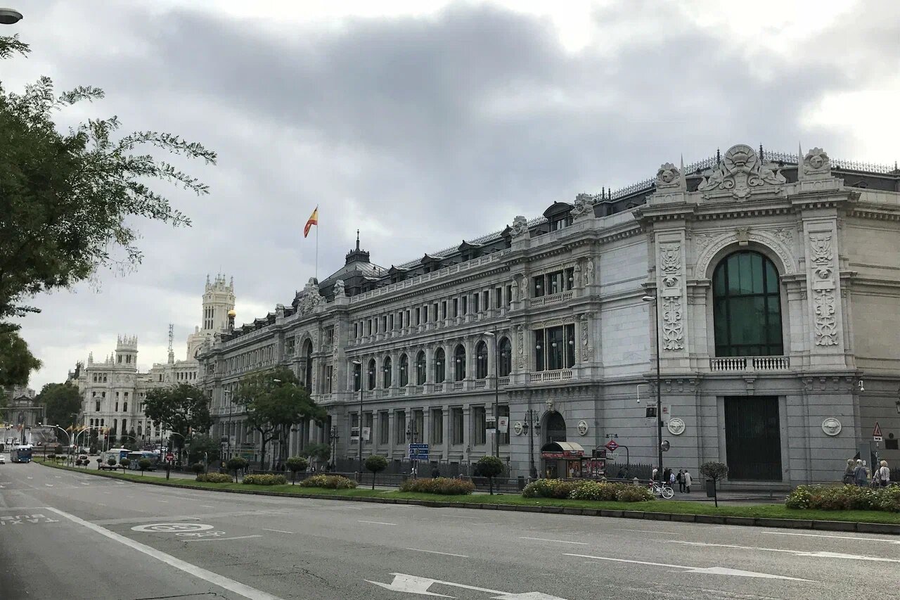 Говорят, что в здании Банка Испании есть подземный ход, ведущий к золотохранилищу,
расположенному под центральным фонтаном площади
