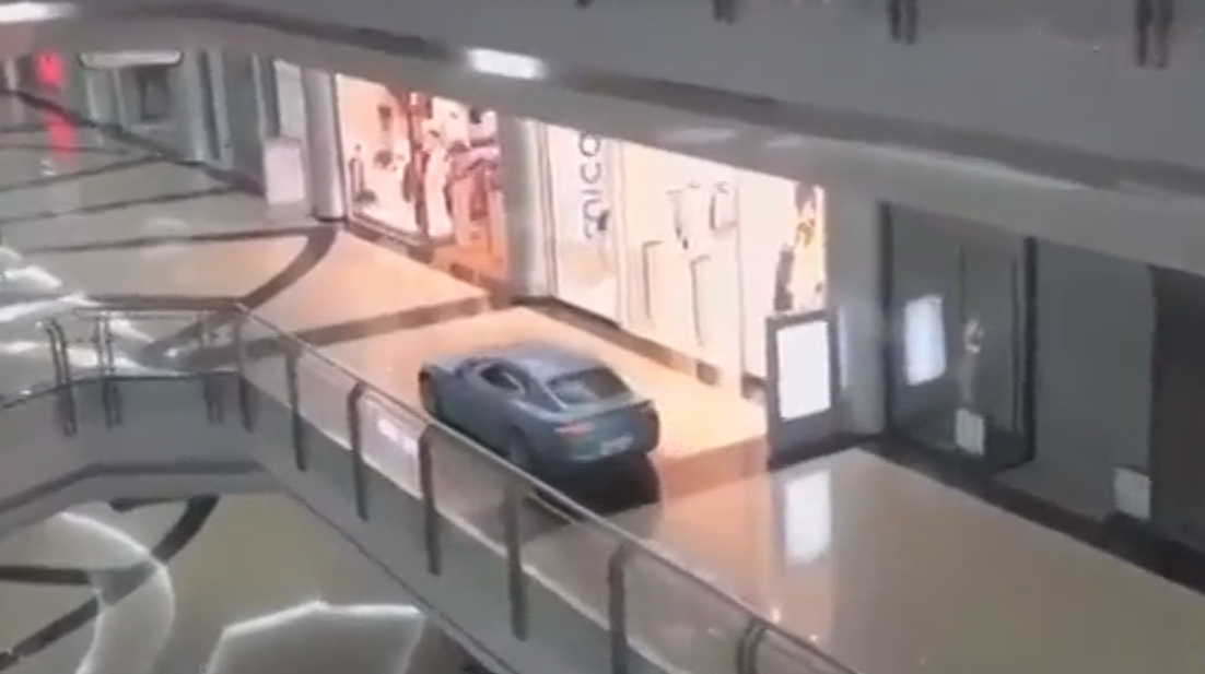 Саудовец арендовал торговый центр, чтобы покататься по нему на машине